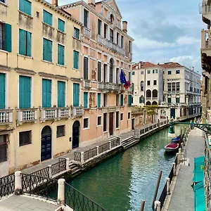 https://casa-anna-elegance-brightness-canal-view.hotelslidodijesolo.com